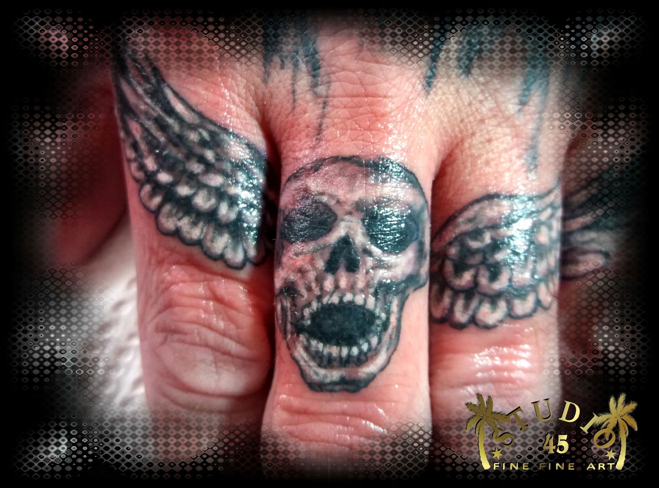 HAND und Finger Skull & Krähe 1